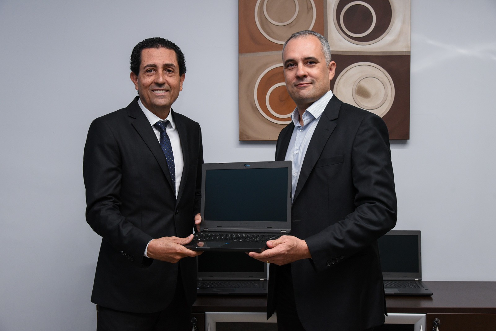 Notebook é entregue a Konrad Cesar Resende Wimmer