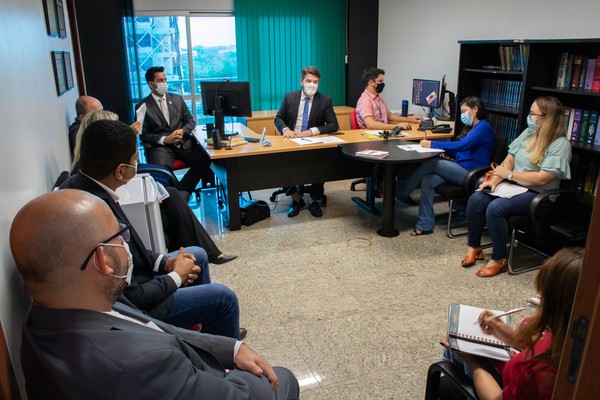 Gestores da Secretaria Estadual da Saúde do Tocantins durante audiência administrativa.