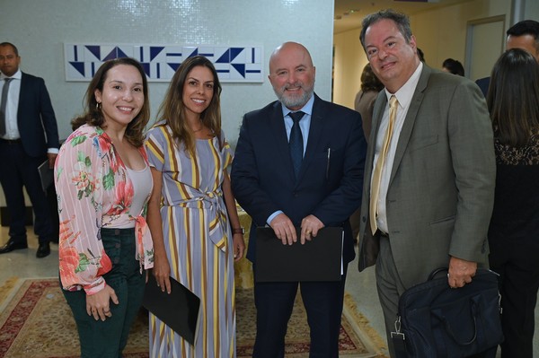 A promotora de Isabelle Figueiredo à esquerda.