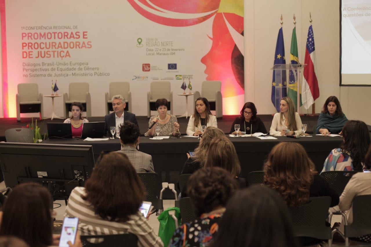 Promotora de Justiça Jacqueline Orofino da Silva Zago na mesa de plenária