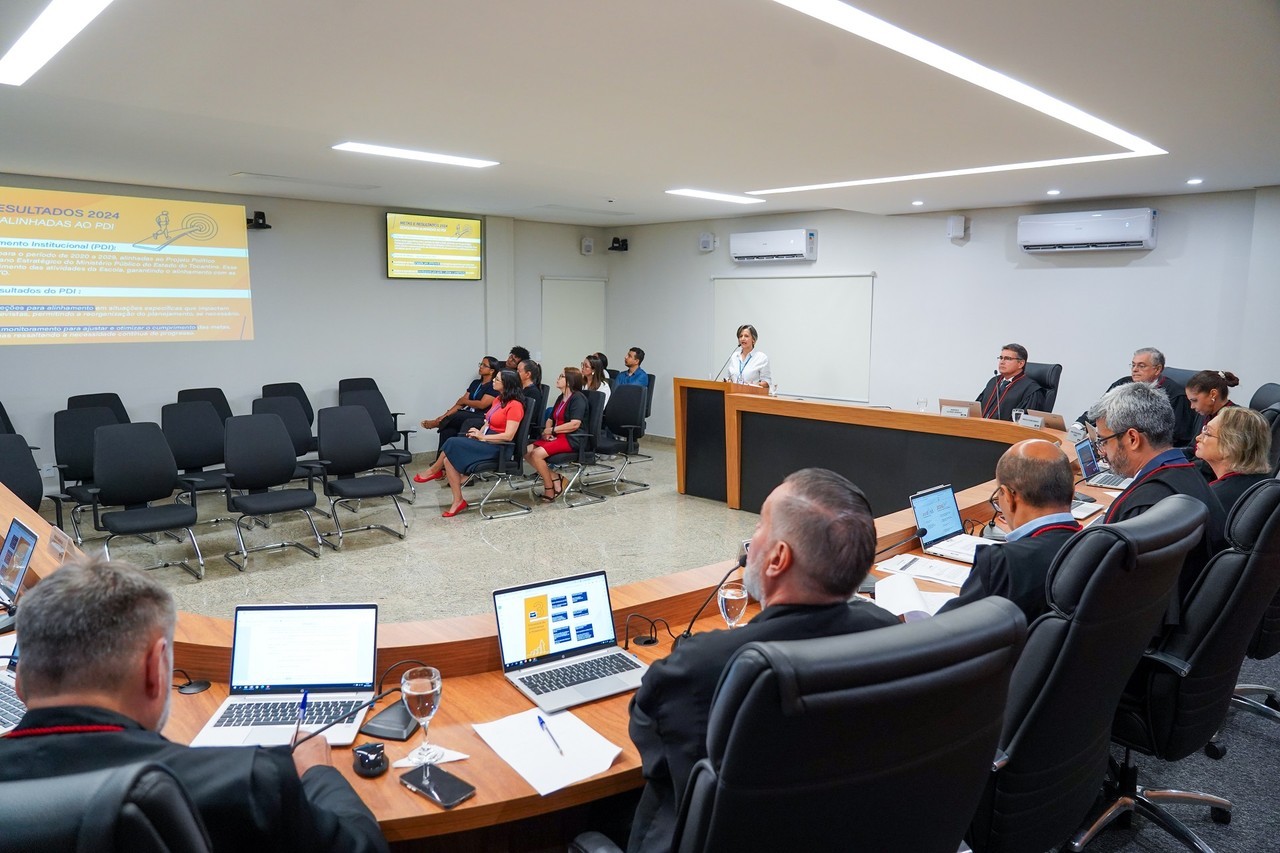 Coordenadora pedagógica Cleivane Peres dos Reis apresentou parte do relatório