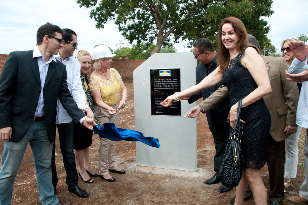 Autoridades descerram placa de lançamento da pedra fundamental