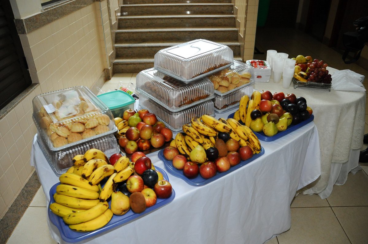 O Sesc ofertou os salgados e as frutas os participantes levaram