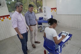 PGJ, Luciano Casaroti, e o promotor de Justiça Sidney Fiori Júnior, durante o fechamento dos resultados de uma das seções eleitorais