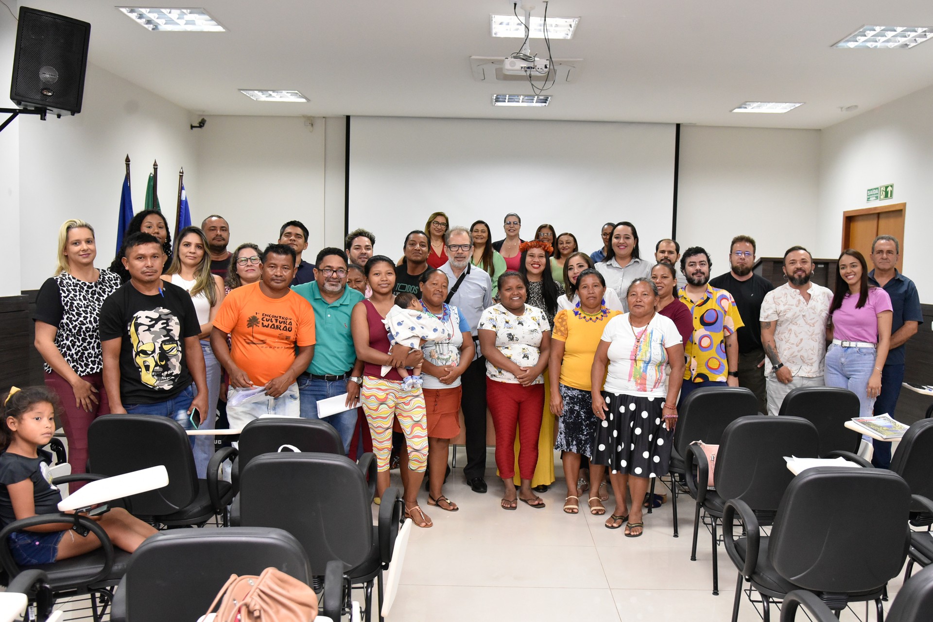 Reunião contou com a presença de indígenas e representantes de órgãos que atuam no atendimento a famílias migrantes venezuelanos.