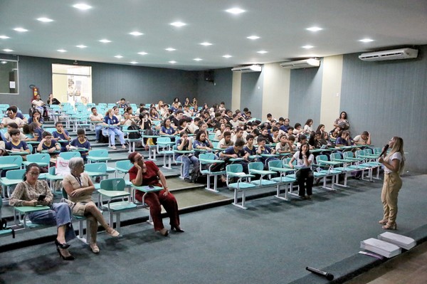 Evento foi realizado no auditório da Escola de Tempo Integral Padre Josimo Morais Tavares.