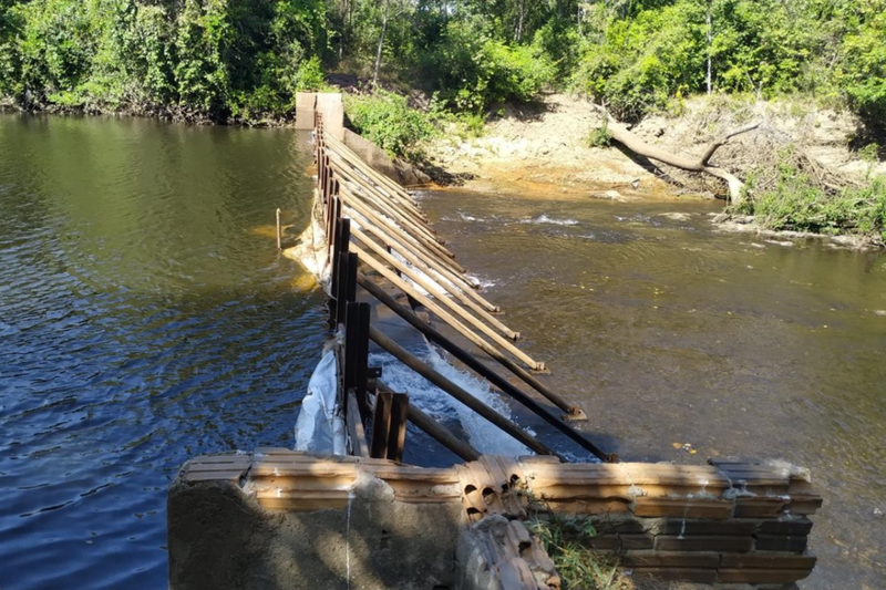 Situação de seca do rio, possivelmente agravada pela construção de barragens com pendências ambientais