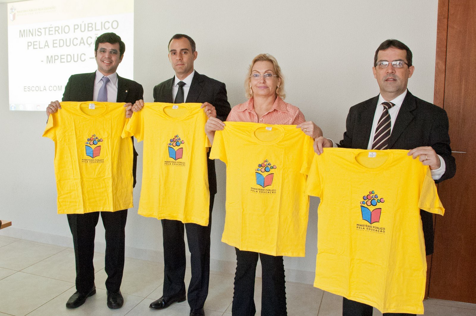 Integrantes do MPE e MPF exibem a camiseta do projeto