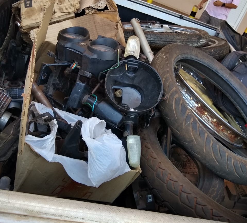 Quatro pessoas foram presas, motocicletas e carcaças de veículos foram apreendidas