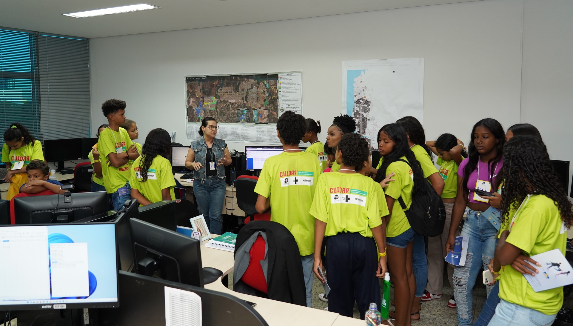 Esses estudantes do ensino fundamental fazem parte do Projeto Cuidar, desenvolvido pelo Centro de Defesa dos Direitos da Criança e do Adolescente (Cedeca) Glória de Ivone.