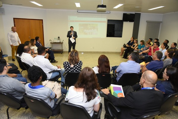 Promotor de Justiça Sidney Fiori Júnior em reunião com Empresários