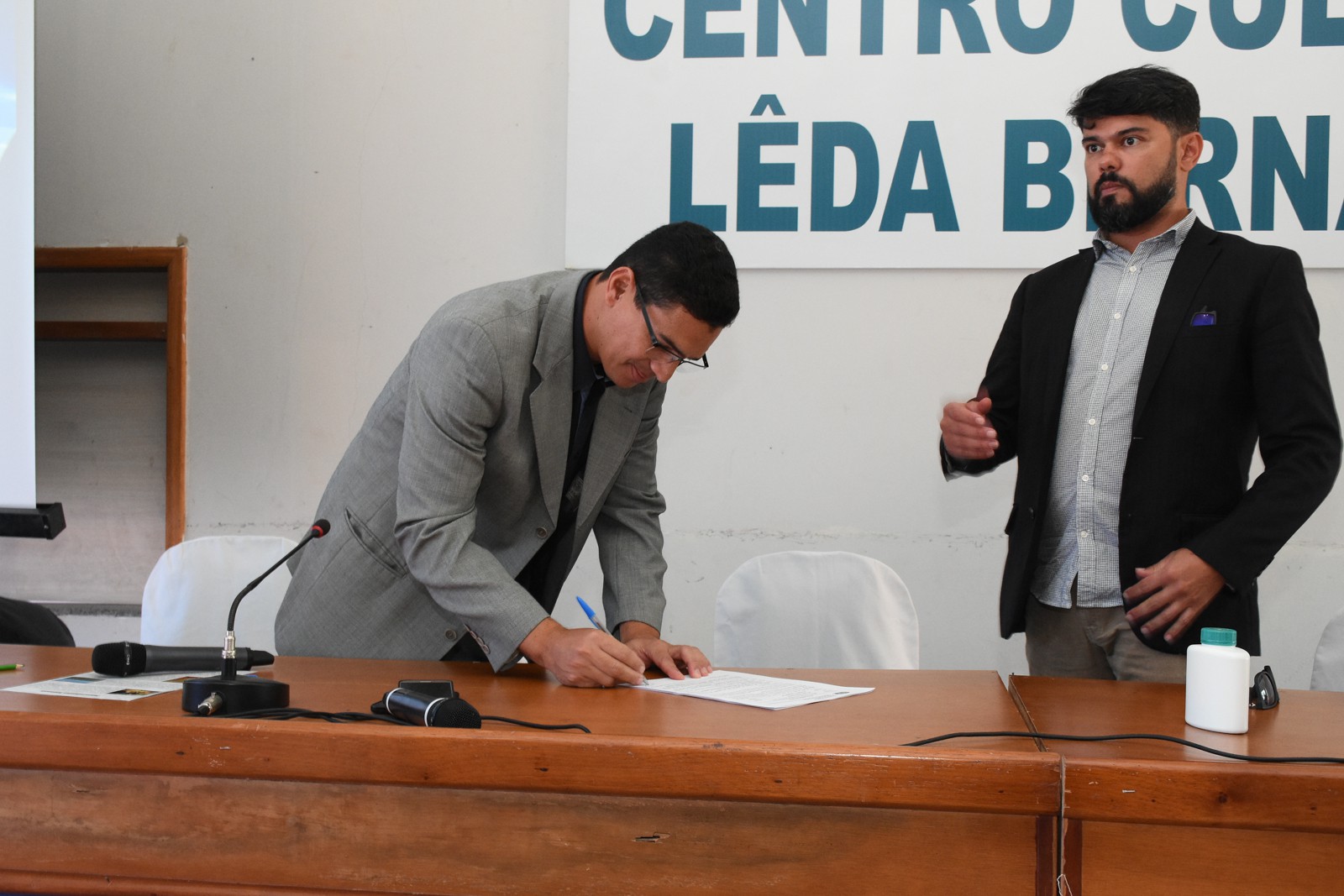 Promotor de Justiça Francisco Brandes Júnior ao assinar o documento