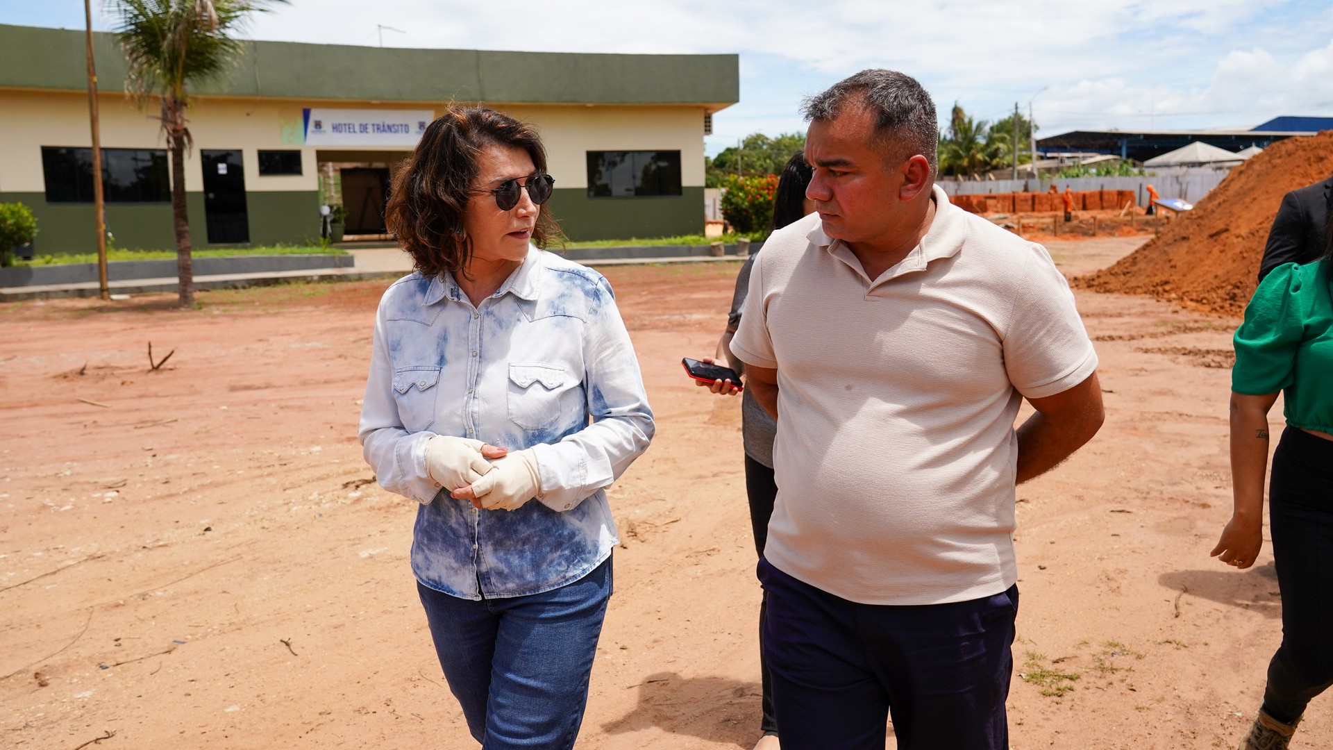 Promotora Kátia Gallieta e primeiro sargento José Alan de Oliveira Castro durante vistoria