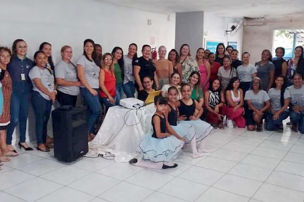 Roda de conversas sobre violência doméstica com mães de alunos da Escola Municipal Nossa Senhora Aparecida.