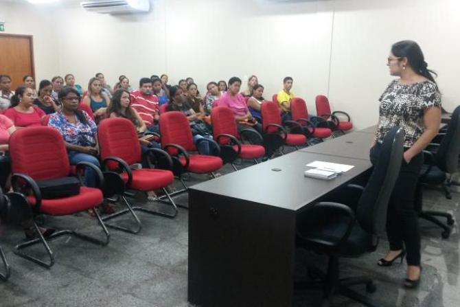 Promotora Thaís Cairo ministrou a palestra