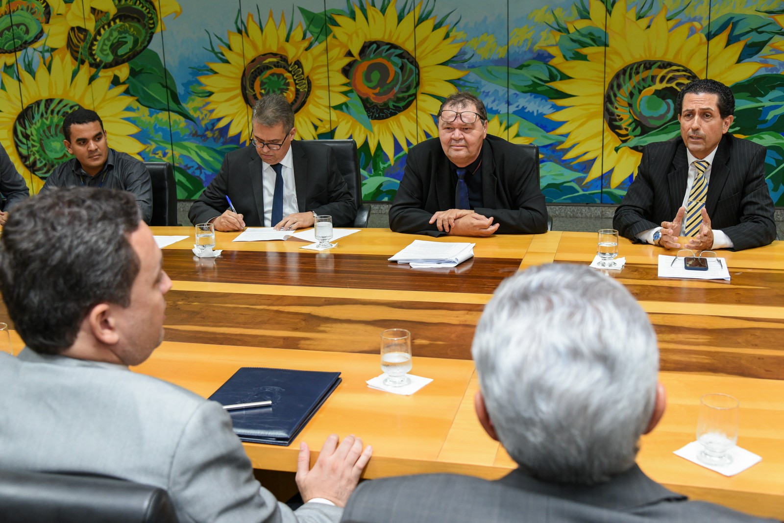 Ministério Público, TJ, Defensoria e TCE durante reunião na Assembleia