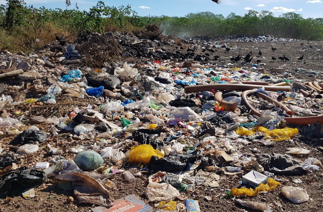 Ao invés de aterro sanitário, município possui um lixão