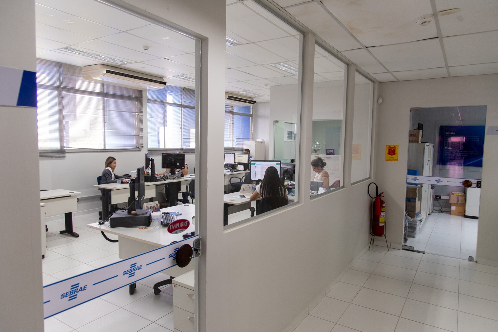 Prédio do Sebrae também dotado de portas e janelas de vidro