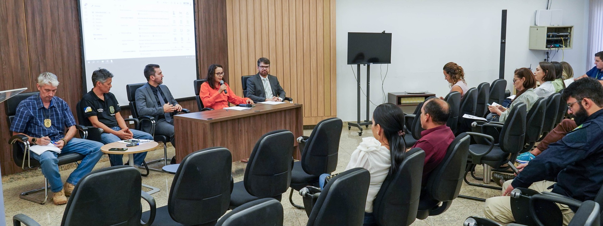 Encontro define formação de Grupos de Trabalho e inclusão do \"Consultório na Rua\" para aprimorar a comunicação e atuação da rede de proteção