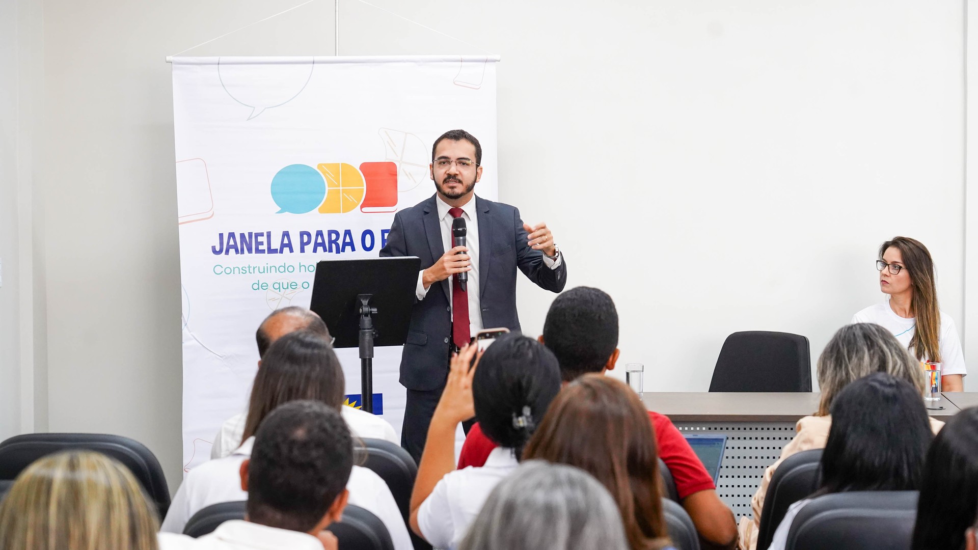 Objetivo central foi discutir a qualidade da educação básica pública em nove municípios da região