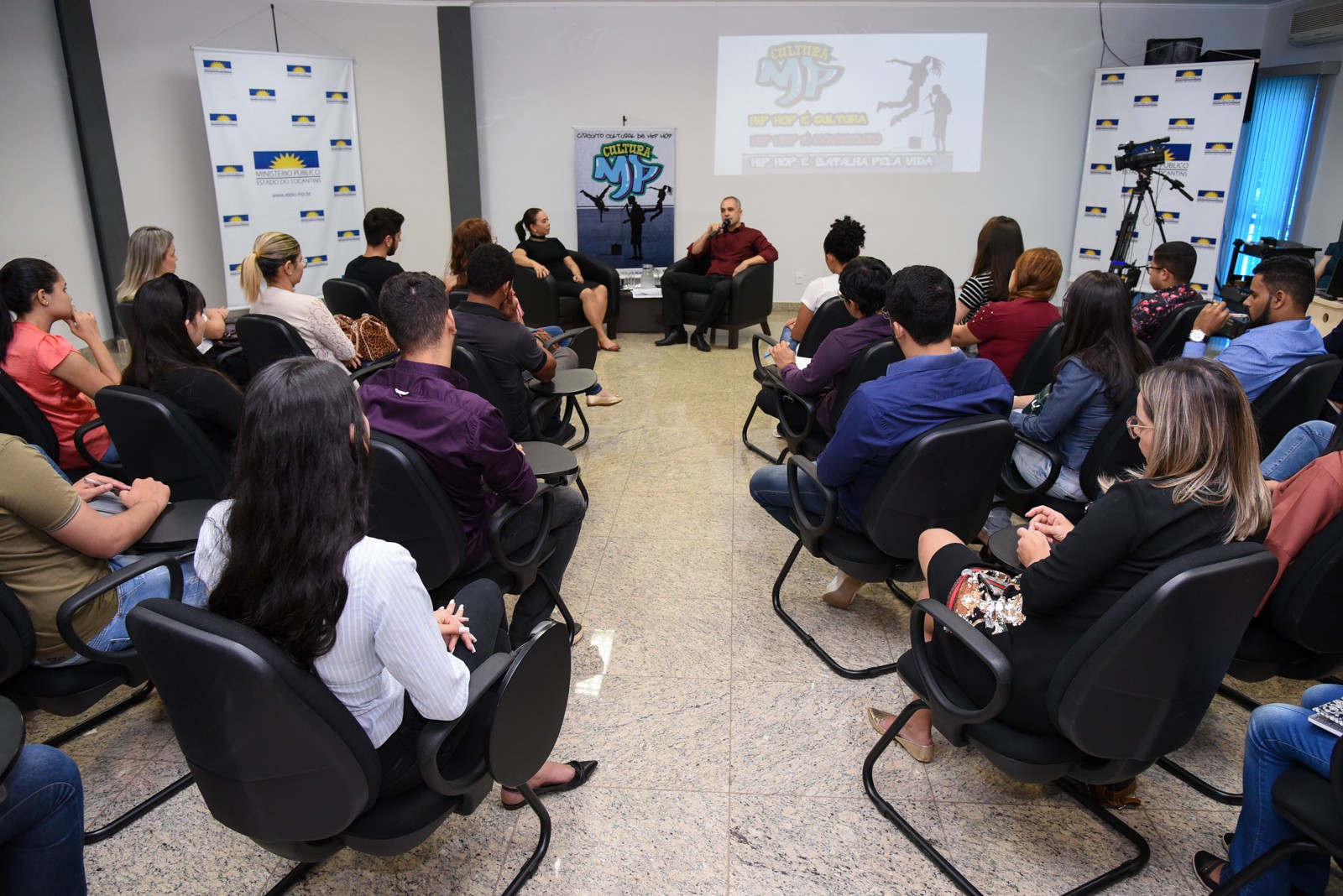 Os acadêmicos foram recebidos pelos promotores de Justiça Zenaide Aparecida da Silva e Konrad Wimmer