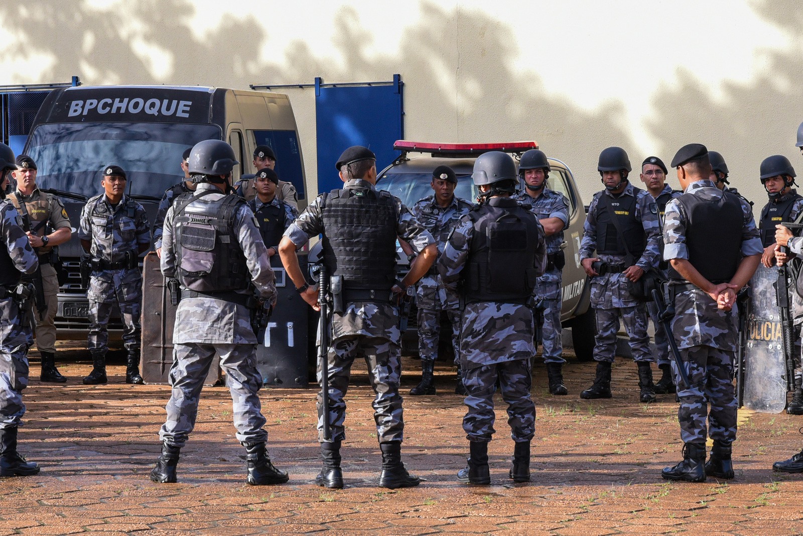 Agentes de segurança, momentos antes de adentrarem no pavilhão  (Foto: Marcelo de Deus)