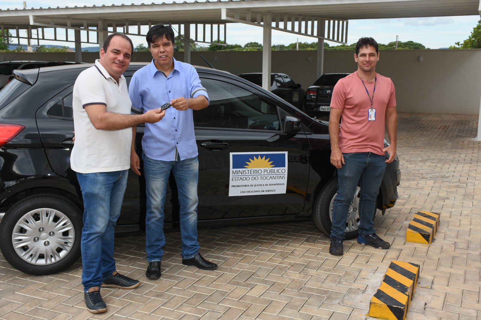 Promotor de Jutiça Luiz Francisco de Oliveira recebeu as chaves do veículo de Dianópolis