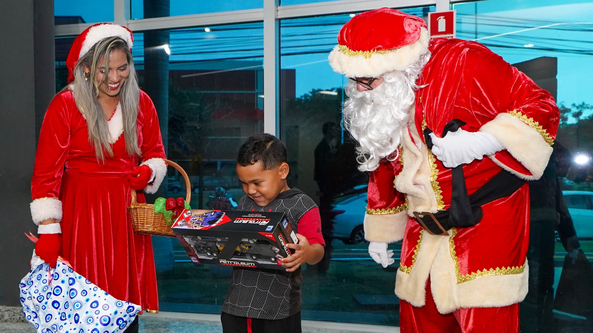 Na sede do MPTO, a Mamãe e o Papai Noel entregaram um presente para o garoto Júlio César