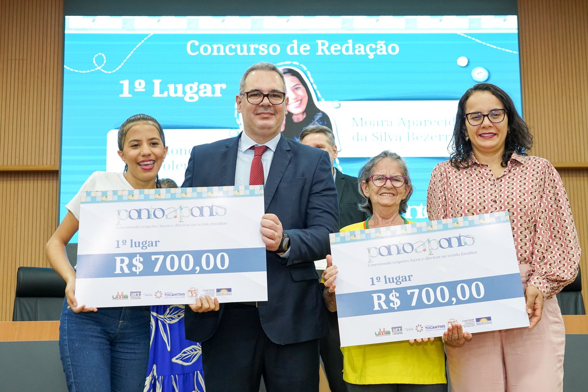 Vencedoras do primeiro lugar no concurso de redação.