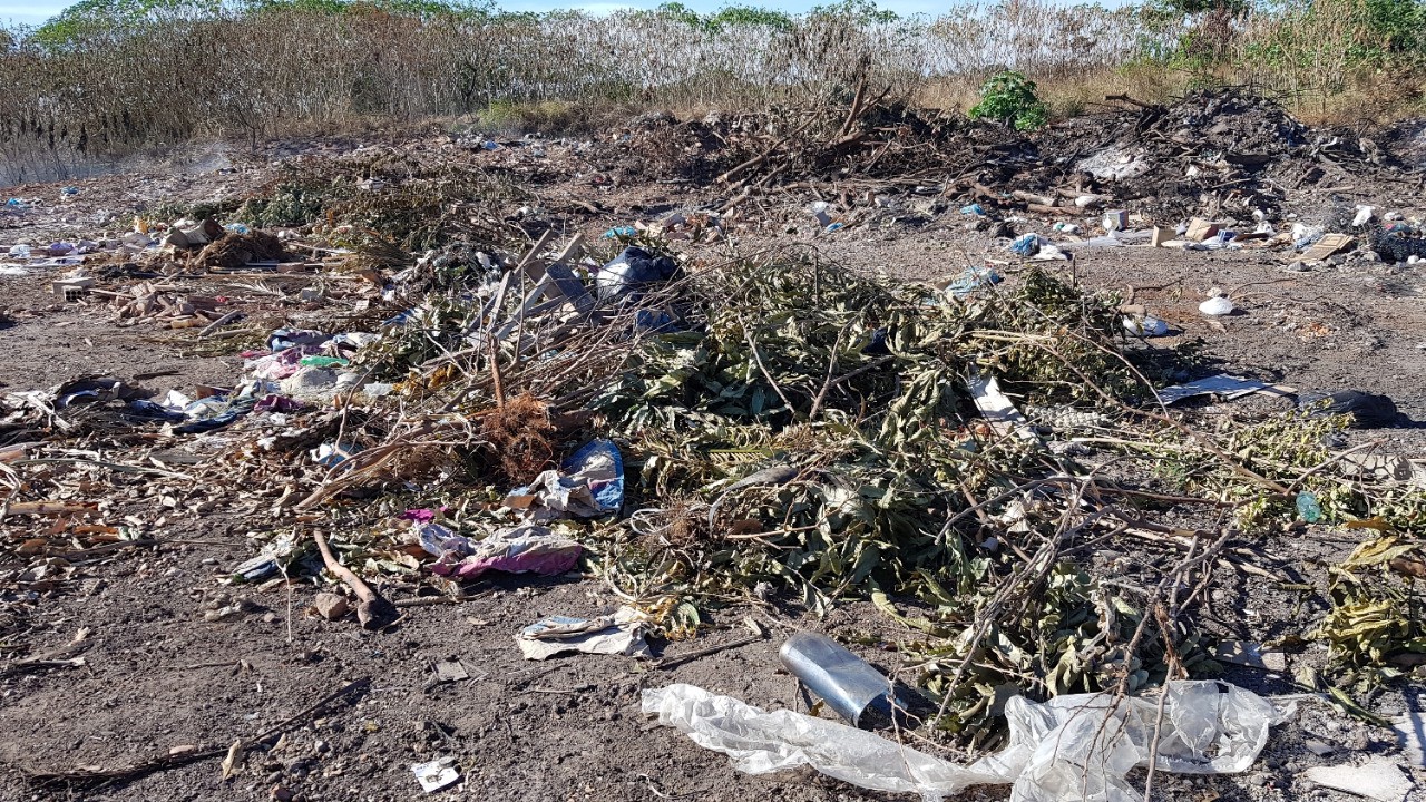 Não há cerca ou muro controlando o acesso ao local