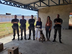 A promotora de Justiça Maria Natal de Carvalho Wanderley visitou o Núcleo de Operações com Cães