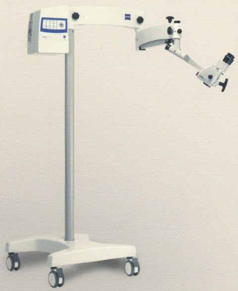 Microscópio é importado, do modelo OPMI e marca Carl Zeiss.
