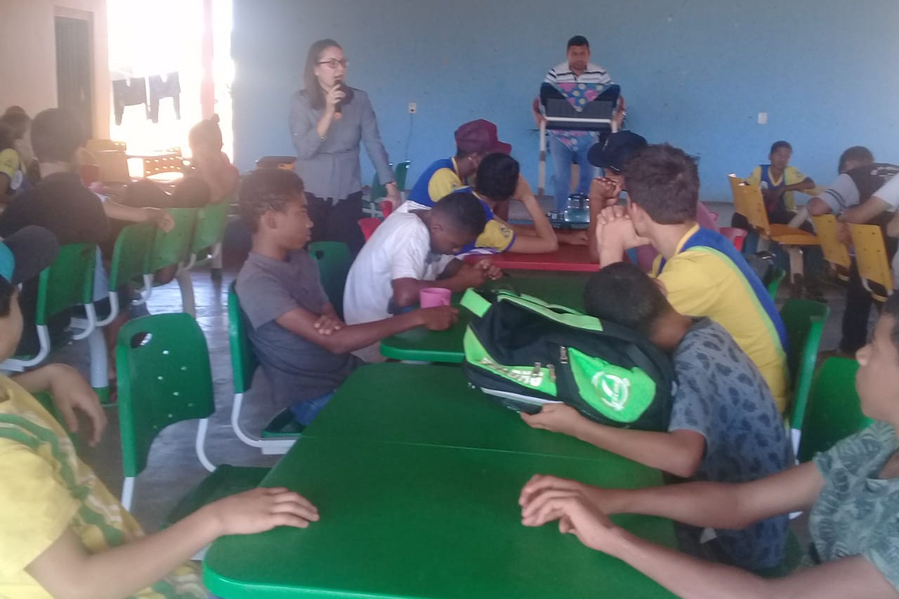 Janete Intigar ao conversar com os estudantes