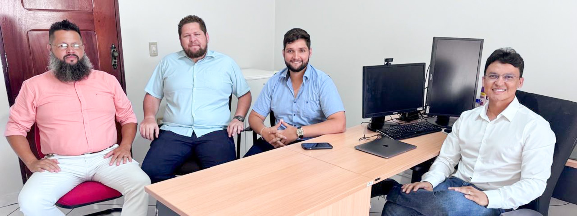 Momento da reunião do promotor de Justiça com os gestores