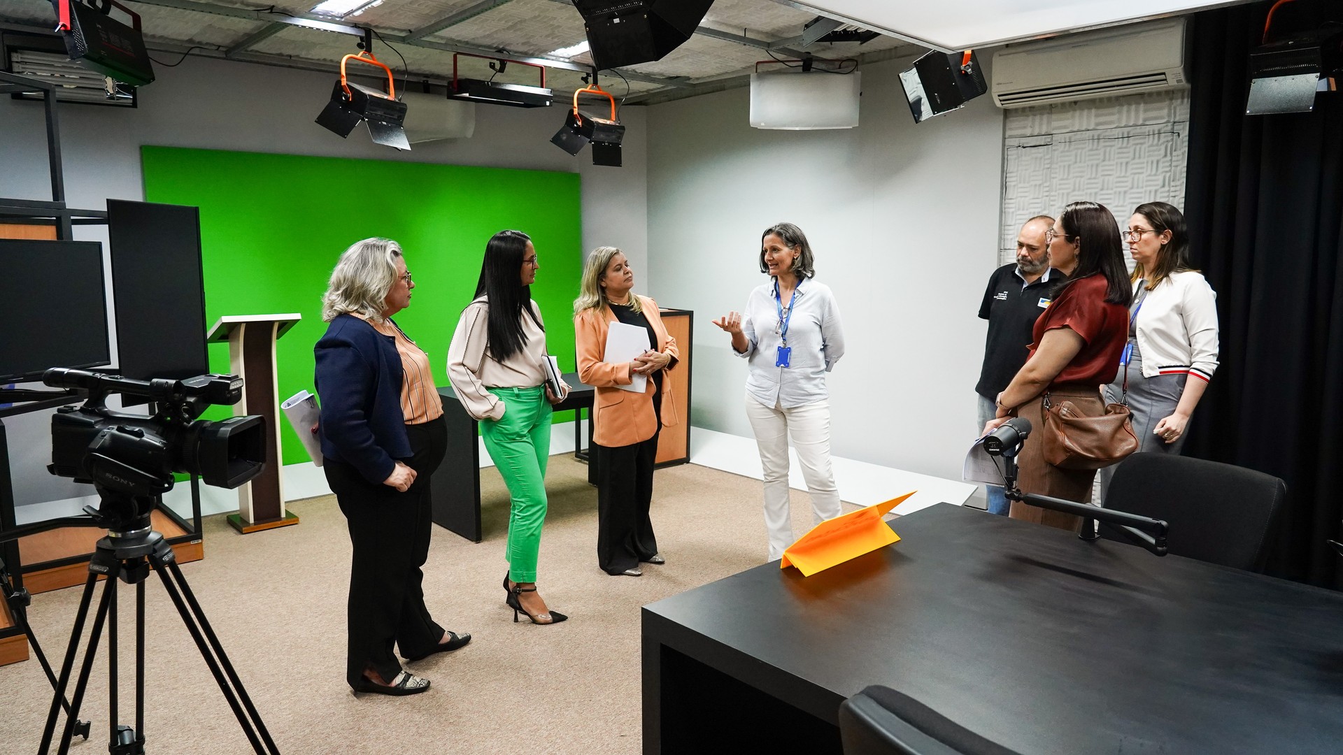 Avaliadoras do CEE vistoriam o estúdio audiovisual e ilha de edição