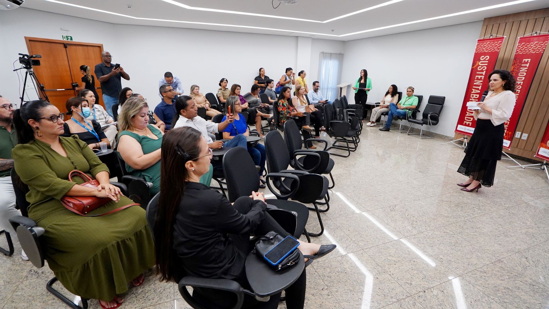 Coordenadora do Núcleo Maria da Penha, promotora de Justiça Munique Teixeira Vaz, abriu o evento