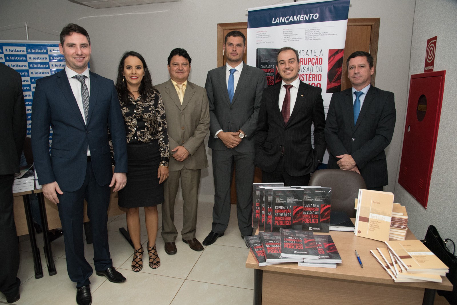 O livro conta com oito ensaios de Promotores Tocantinenses