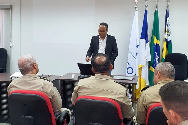 O promotor de Justiça Lissandro Aniello Alves Pedro em sua fala aos militares