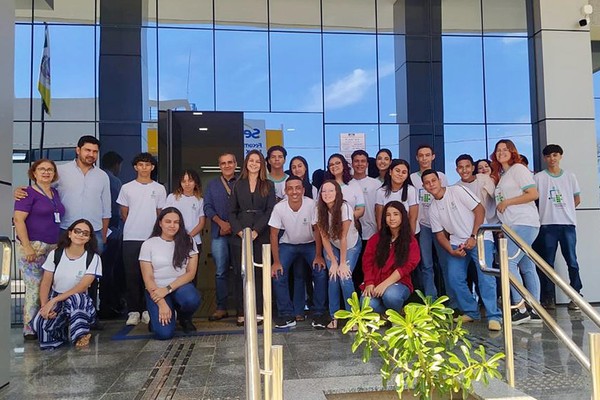 Participaram da visita 21 estudantes dos cursos técnicos de Agropecuária, Administração e Edificações