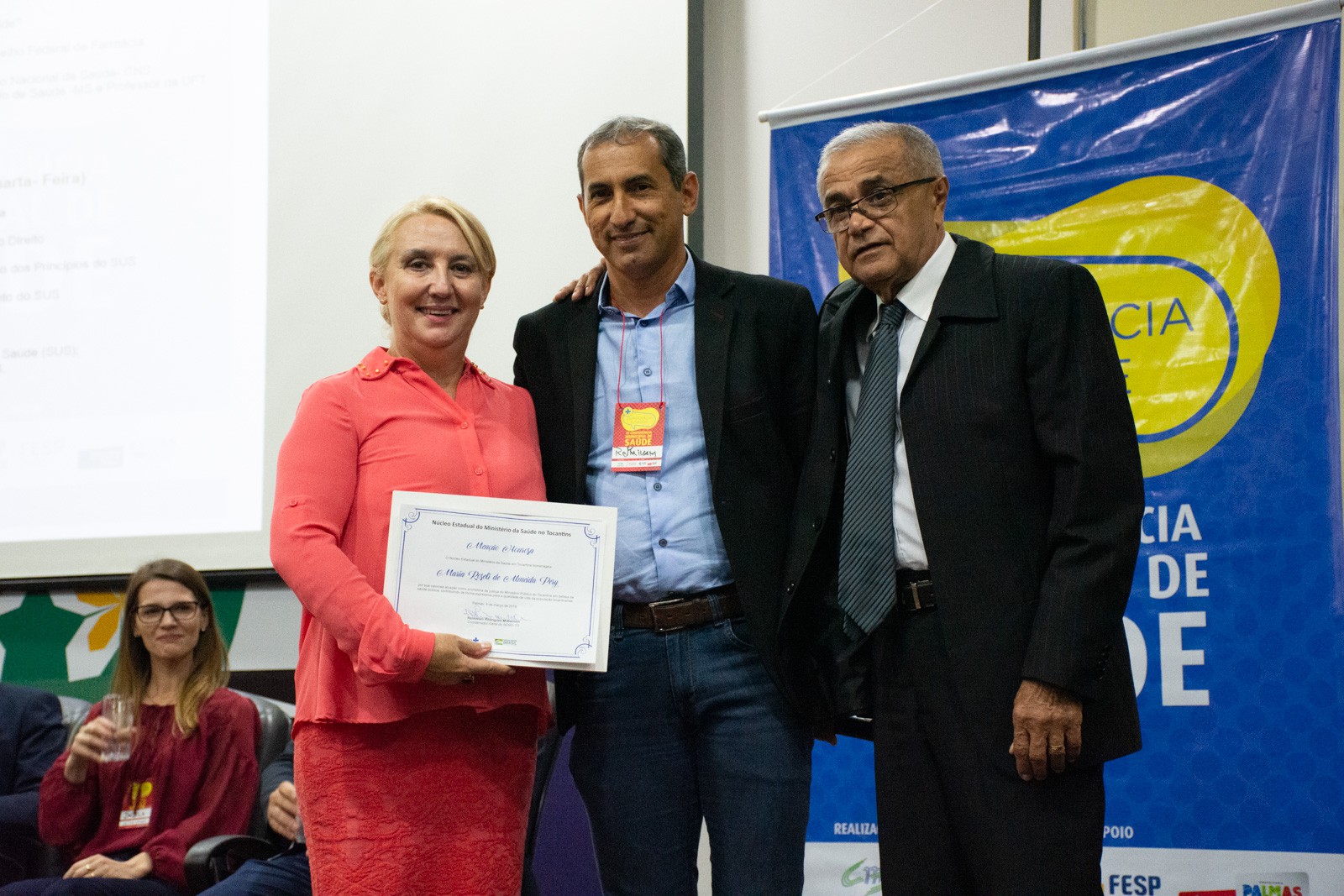 Promotora de Justiça Maria Roseli de Almeida Pery recebebeu dois certificados e uma Moção de aplausos pela defesa do direito à saúde. 