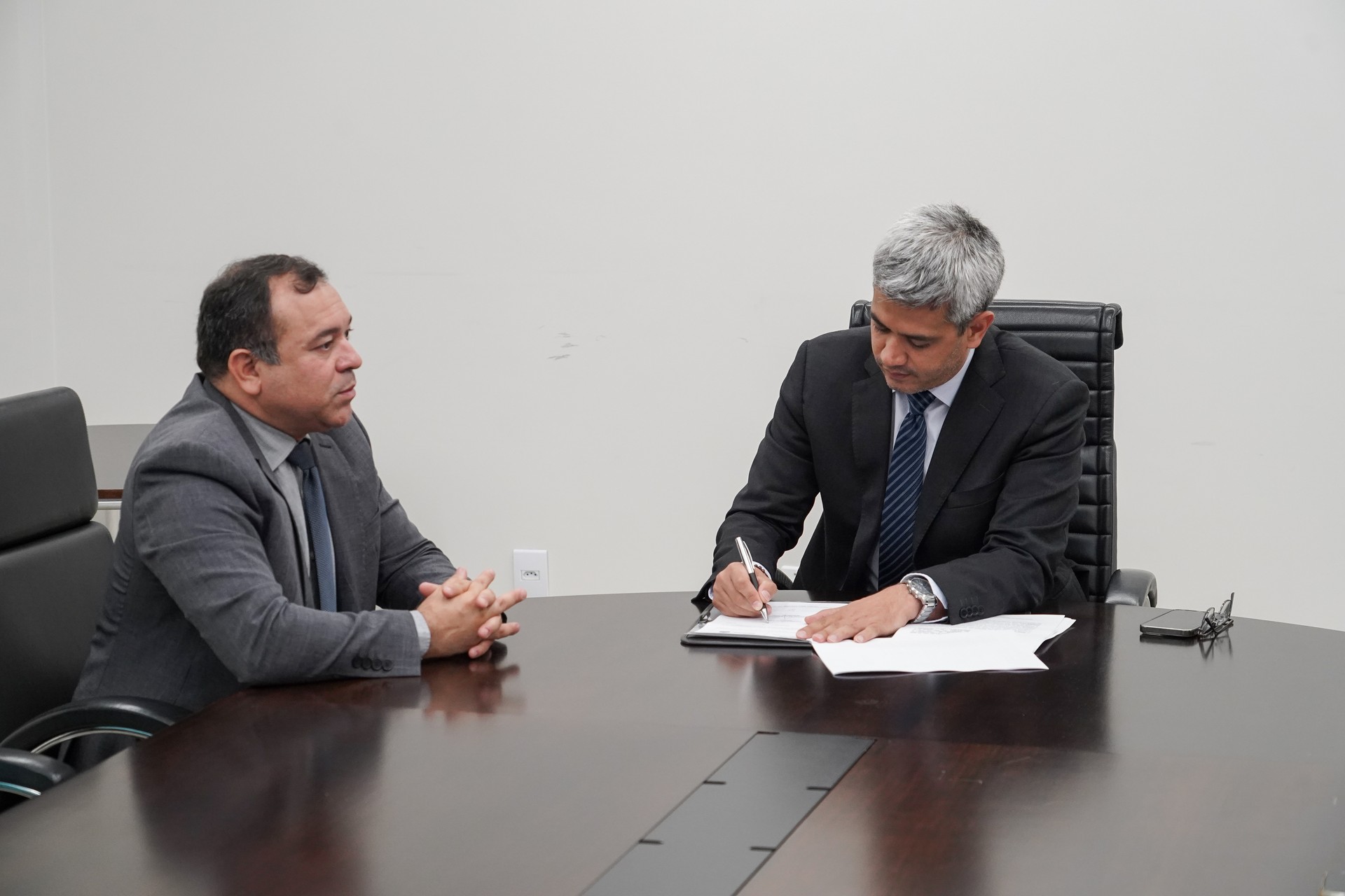 Procurador-geral de Justiça, Luciano Casaroti, durante assinatura do Termo de Cessão