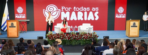 Luiza Brunet fala durante o evento e relata suas experiências e lutas pela causa