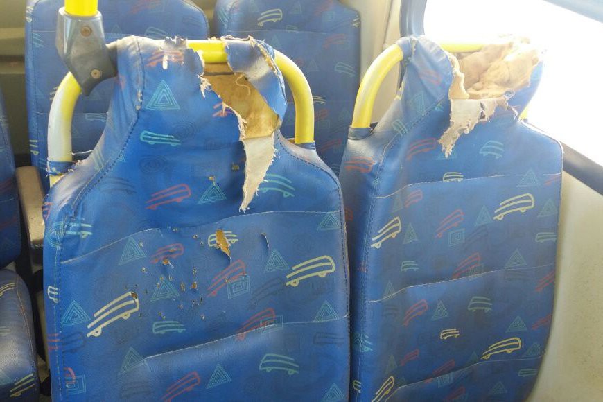 Vários ônibus têm estofamento danificado