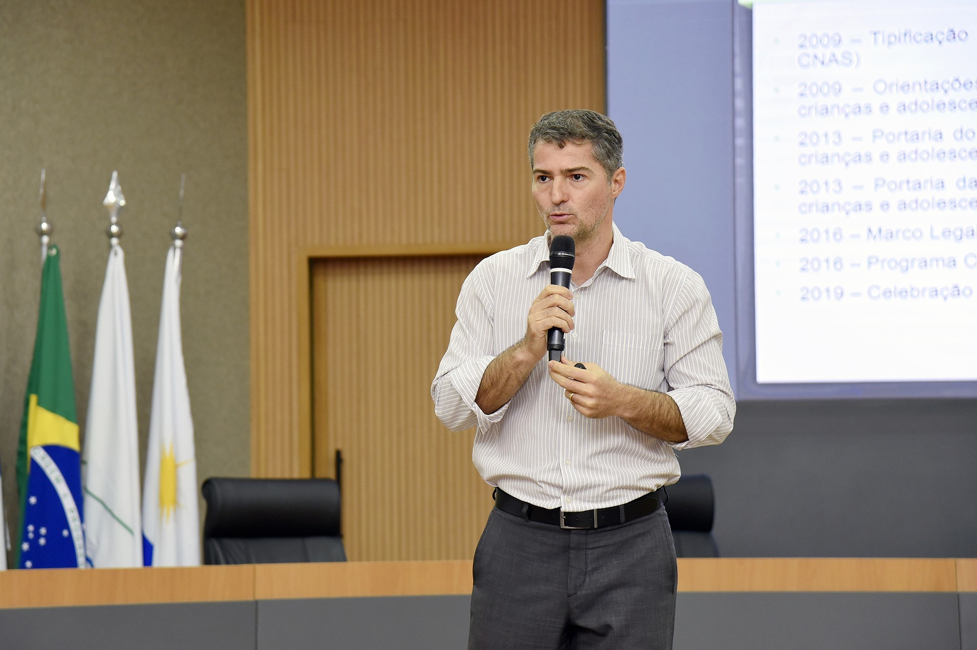 O promotor de Justiça Sidney Fiori Júnior abordou sobre a evolução histórica dos direitos da criança e do adolescente