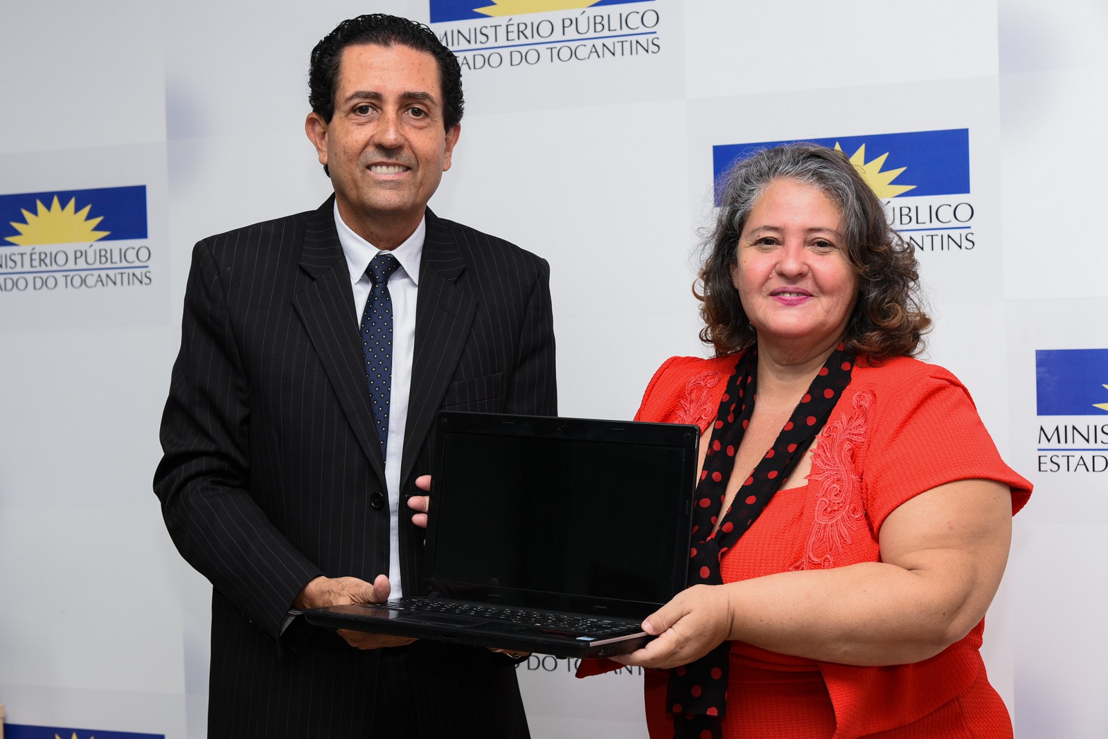O PGJ e a presidente da Casa Oito de Março, Bernadete Aparecida Ferreira