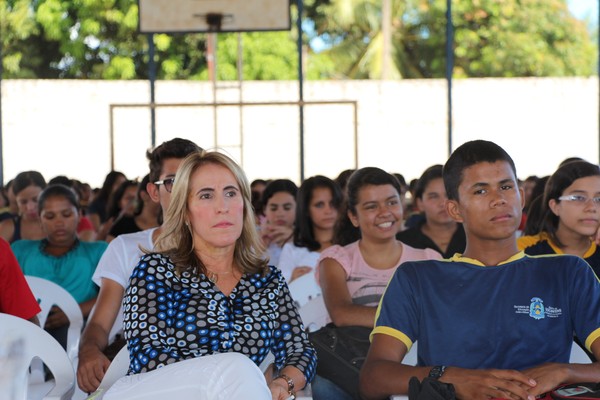 Promotora e alunos assistem vídeo sobre o Projeto