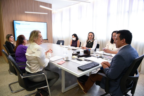 A diretora-geral do Centro de Estudos e Aperfeiçoamento Funcional/Escola Superior do Ministério Público (Cesaf/ESMP), procuradora de Justiça Vera Nilva Álvares Rocha Lira, apresentou o projeto ao secretário estadual de Educação, Fábio Vaz.