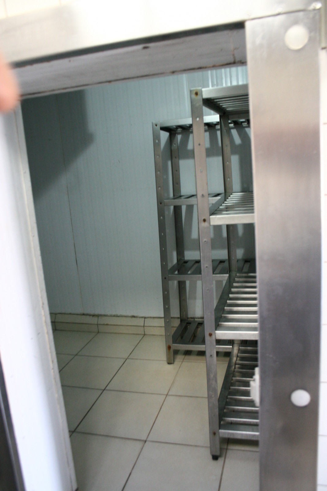 Dispensa de alimentos vazia
