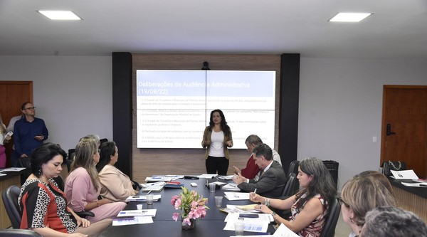 Promotora de Justiça relatando atuação do MPTO no combate à hanseníase