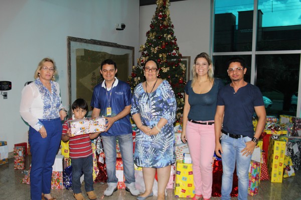 Momento da entrega dos presentes